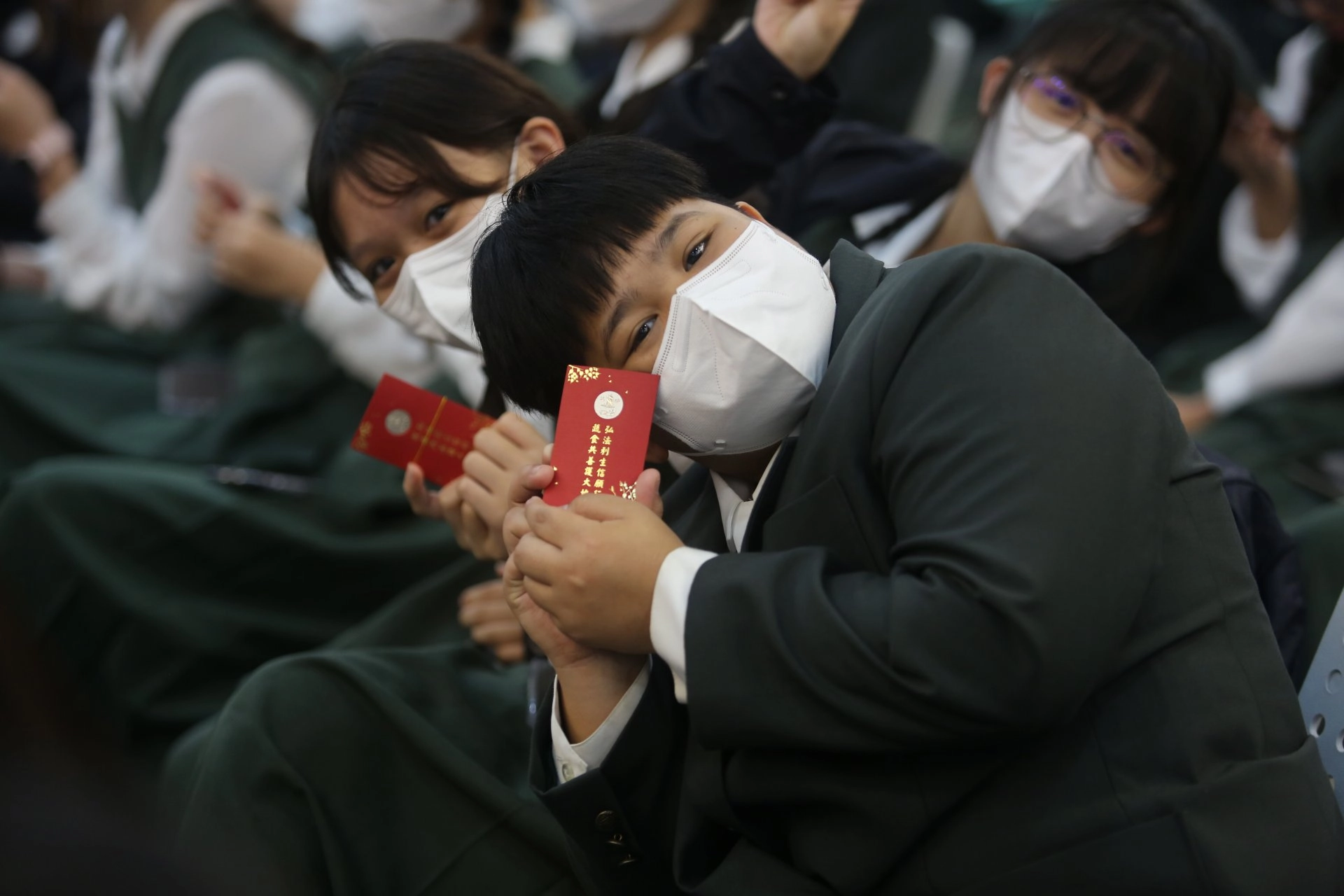 學生拿到福慧紅包,歡喜之情無法言語。