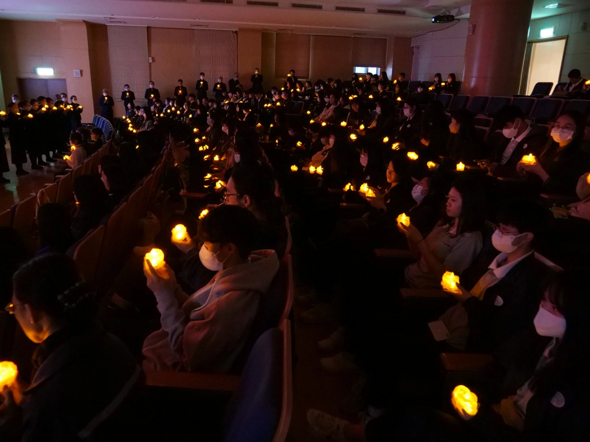 師生一起點亮心燈,一起感恩過去、珍惜現在、展望2024年。