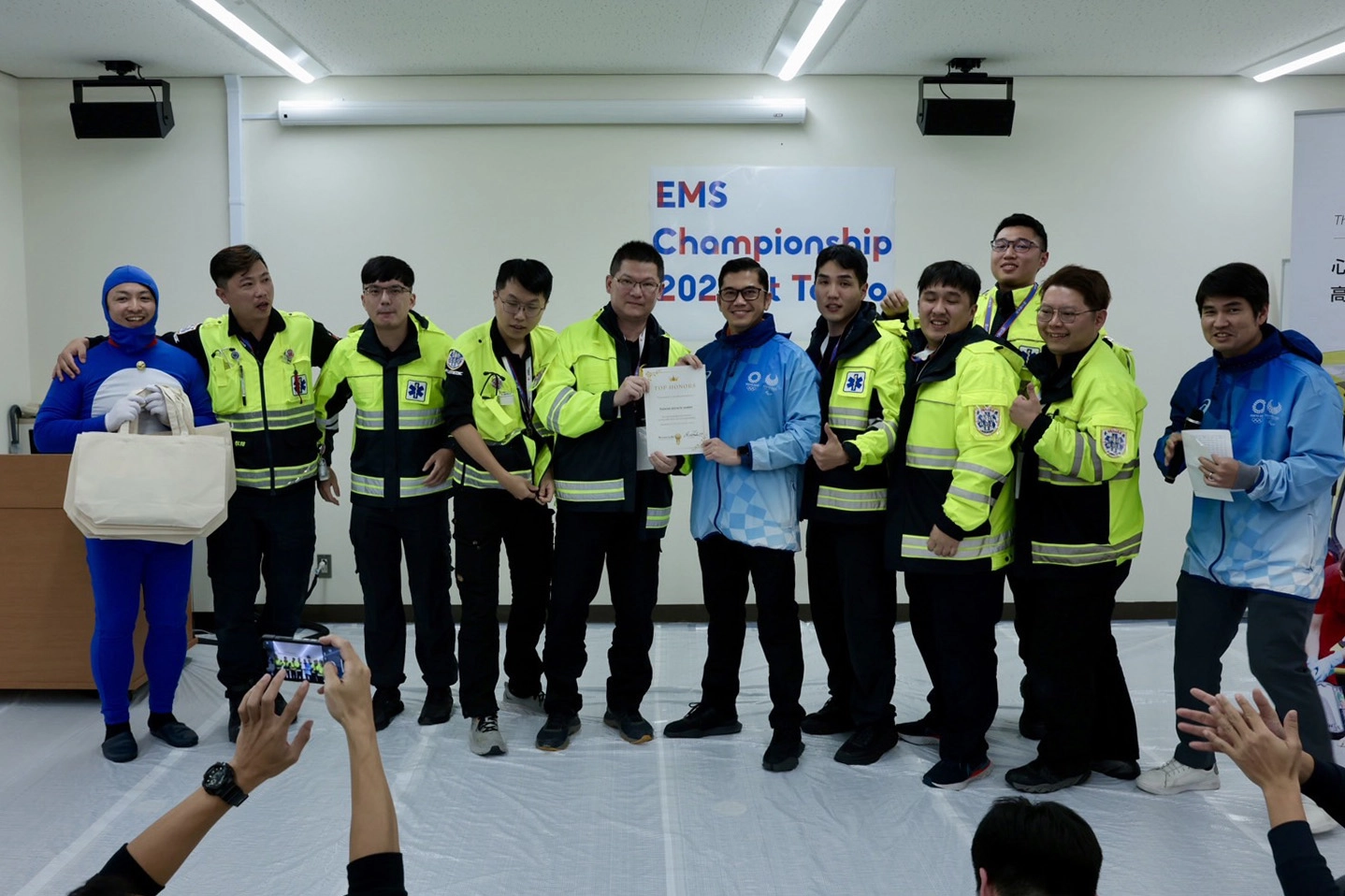 台北慈濟醫院急診部陳玉龍醫師率領新北救護聯隊,勇奪2023年AAEMS亞洲緊急救護競賽冠軍。