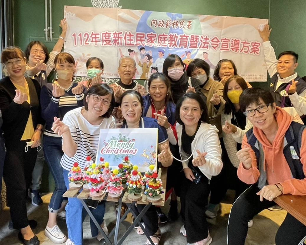 課程員學、講師施慧凌(第一排左一)與手作成品合影,並預祝大家聖誕快樂!