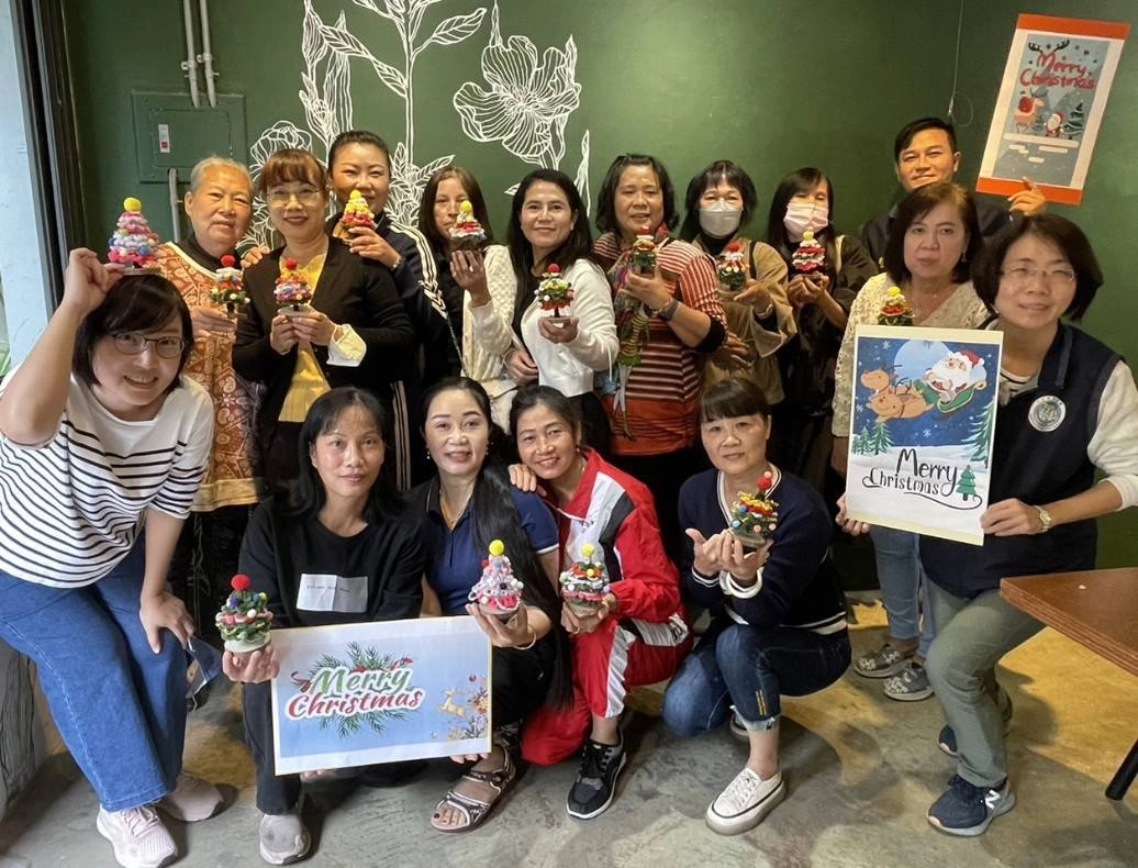 學員與講師(第一排左一)各持自己創作的聖誕樹合影,也預祝大家勝辦快樂!