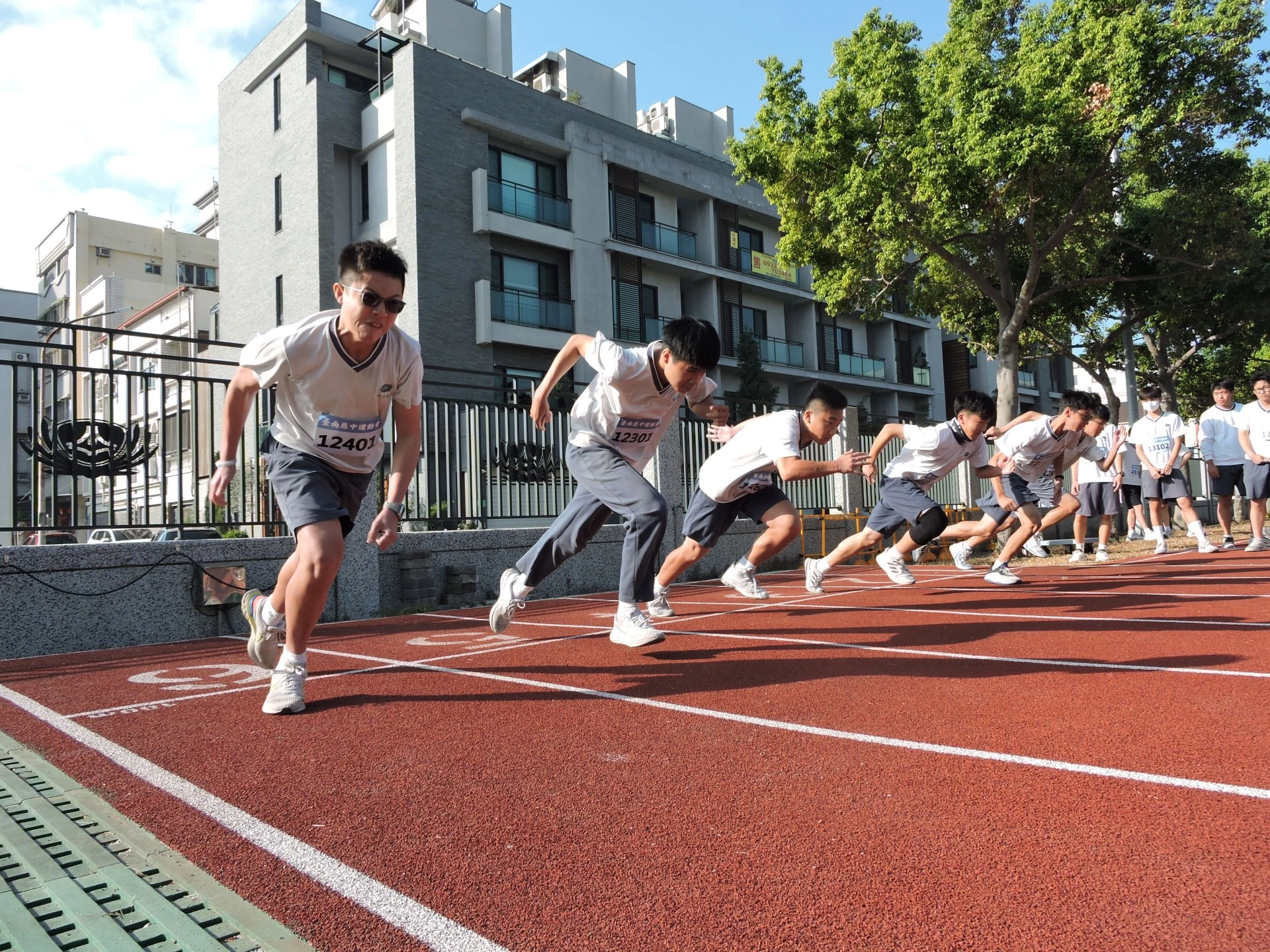 選手們起跑奮力衝刺!