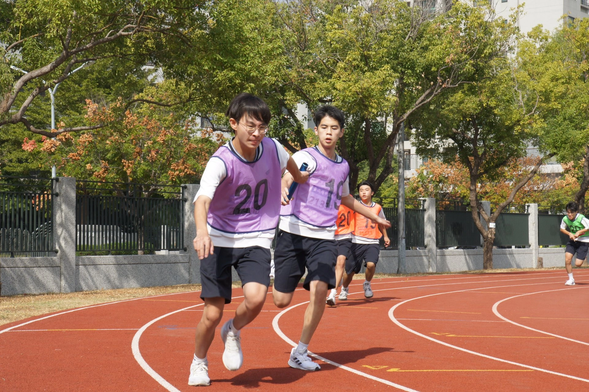 選手們傳遞接力棒,展現齊心團結的好默契。