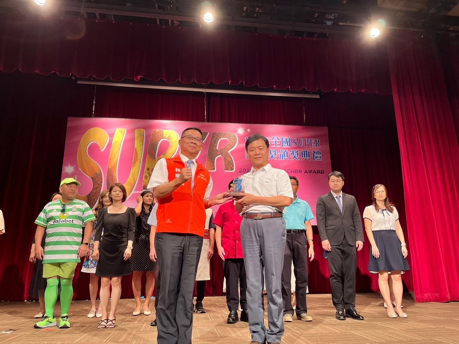 嘉義市宣信國小教師王文志(右)榮獲「112年度全國SUPER教師獎」國小組首獎。