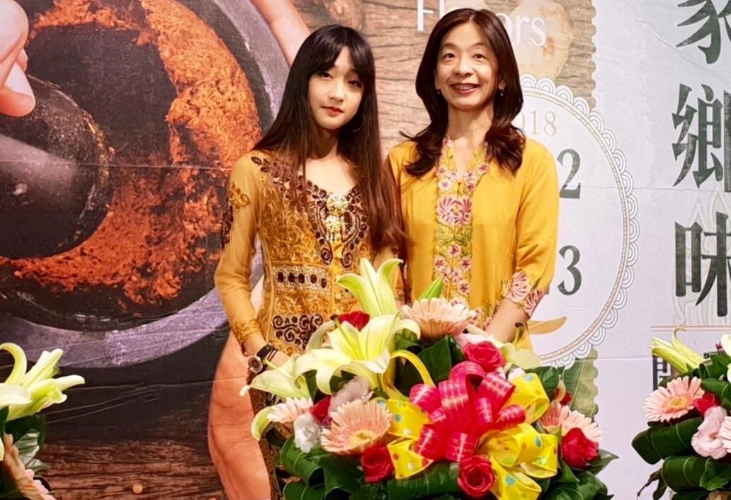 來自印尼的林達(右)曾獲選為國立臺灣博物館新住民服務大使,並擔任活動主持人。(左為林達的女兒林小婷)