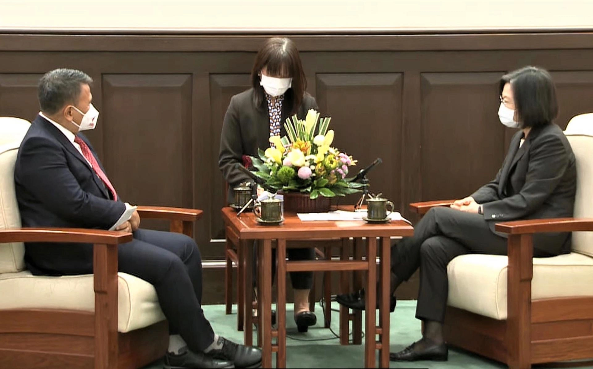 林達(中)去年擔任蔡英文總統接見「印尼國會台灣連線」訪問團的即時口譯,深獲肯定。