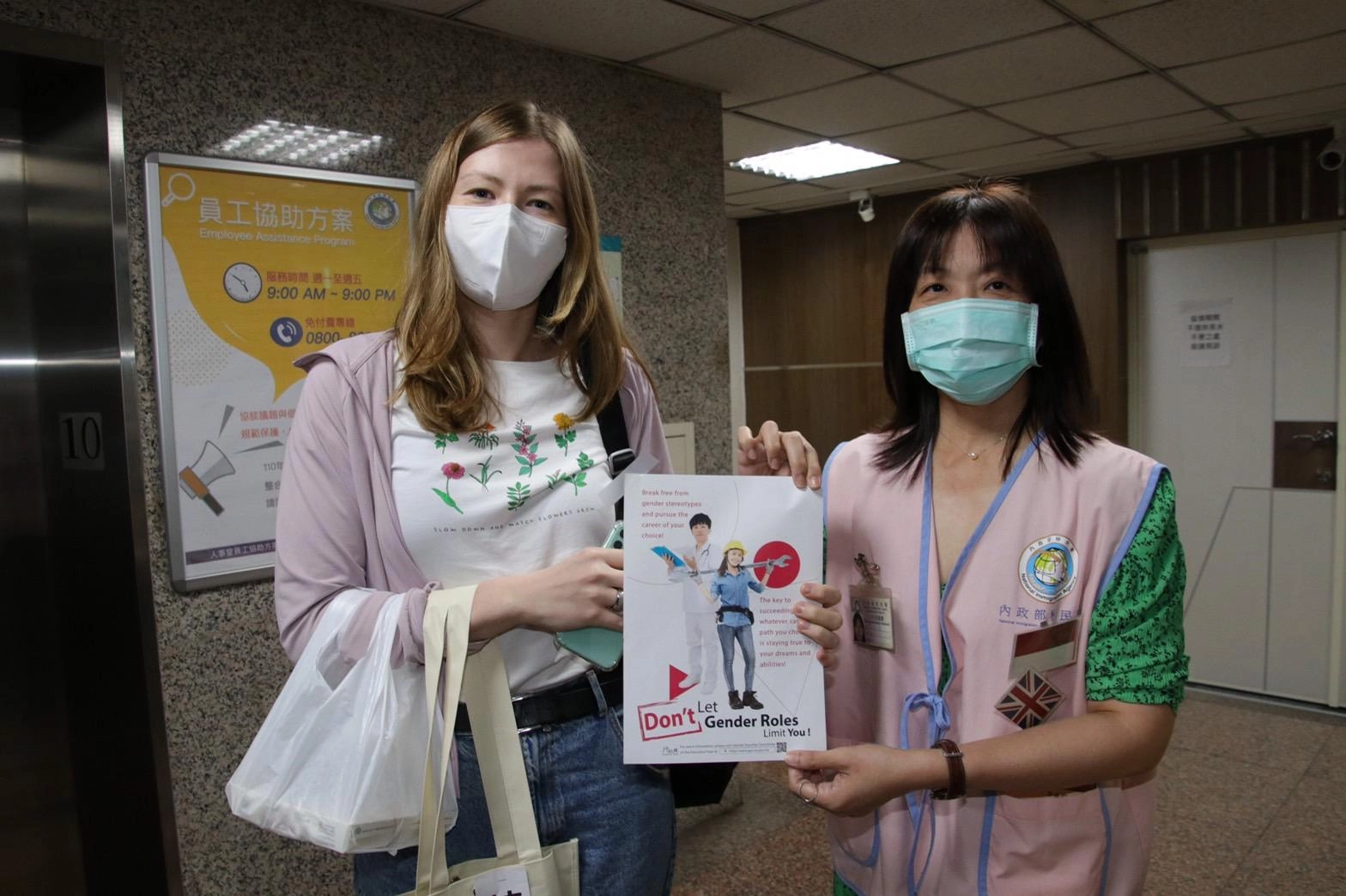 林達(右)擔任移民署臺北市服務站的印尼語通譯時,積極服務新住民並協助兩性工作平權等宣導。