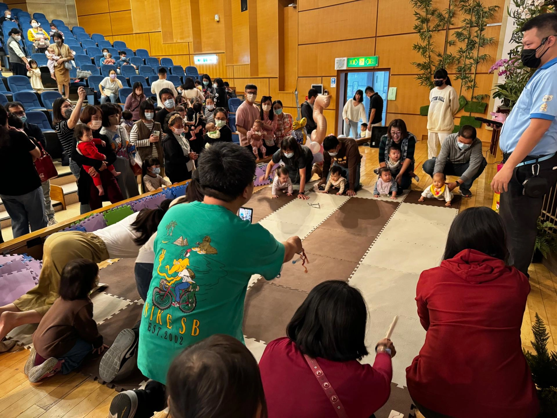 寶寶爬行比賽開始,小寶貝們「飆爬」搶萌主寶座