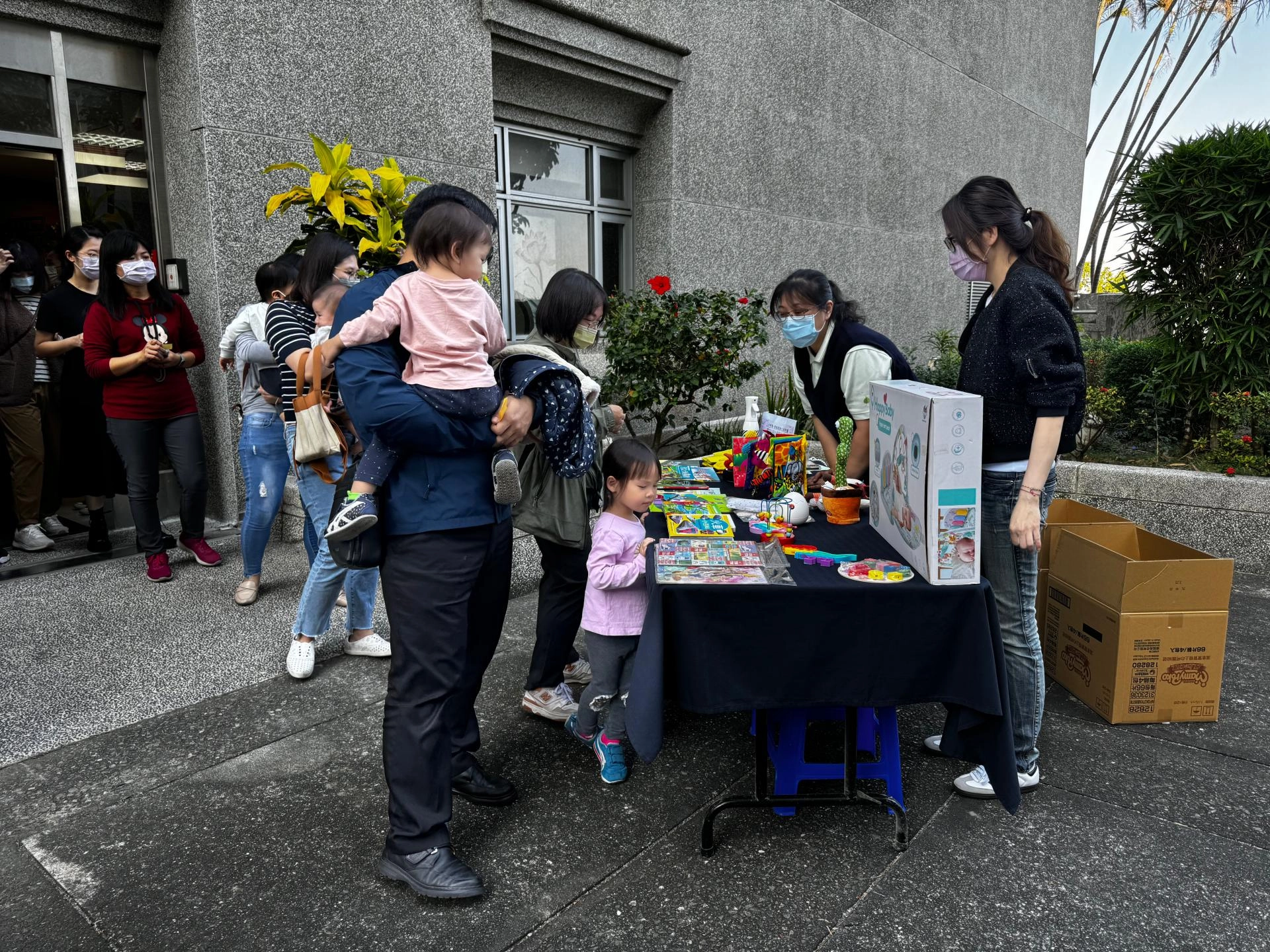 二手物交換攤位,讓孩子們帶著二手玩具、童書等,透過彼此溫馨的禮物交換延續物命