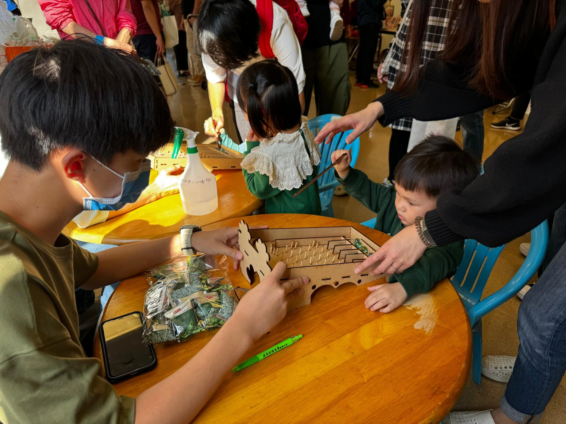 五珠連環碰,除了訓練幼童的神經系統能夠達到階段性需要,同時幫助肢體協調性