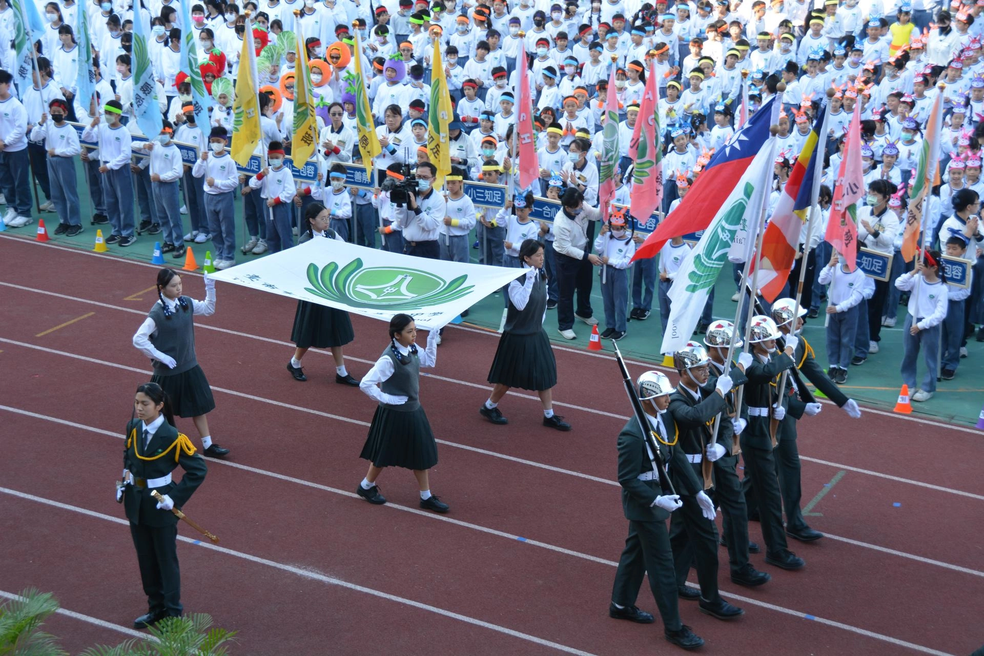 校旗在旗手槍兵護衛中,莊嚴進入會場。