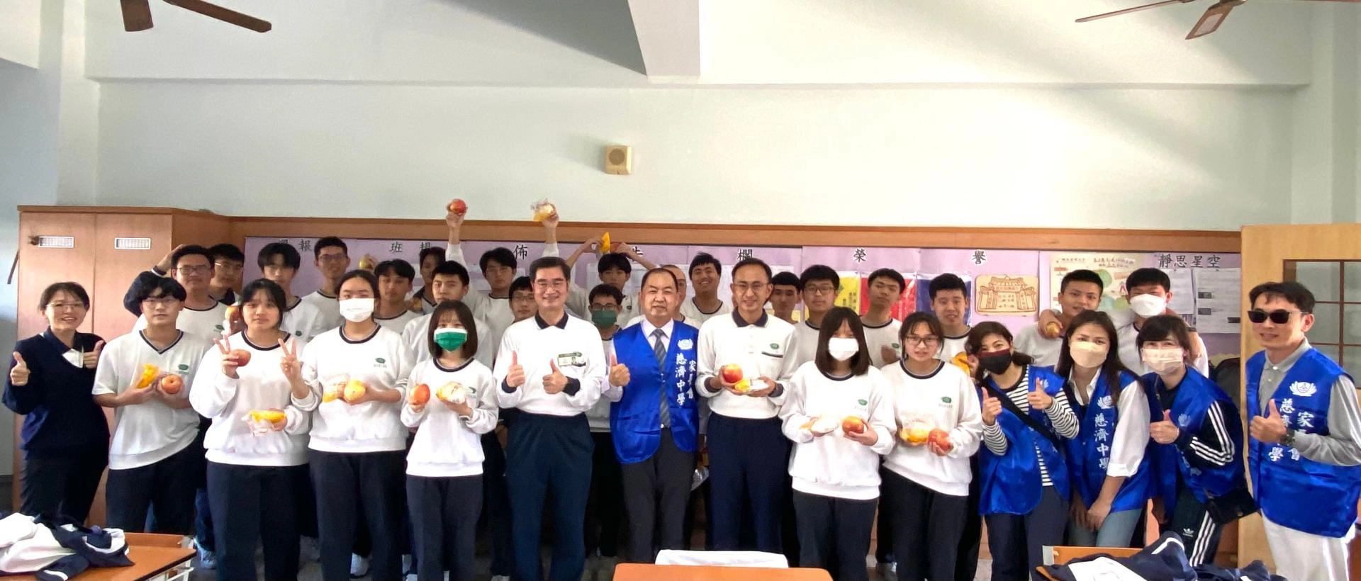 校長偕同家長會為高三學子送上蘋果與包子,勉勵學子勤奮不懈。