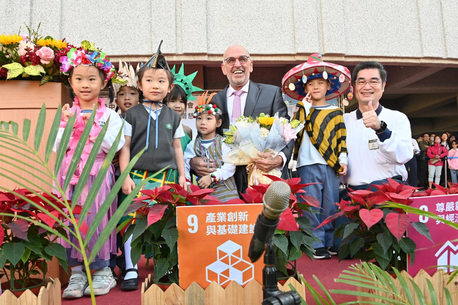 荷蘭美聲歌手Martin Hurkens獻唱,祝福臺南慈中生日快樂。幼兒園代表獻花,與姚智化校長及美聲歌手Martin Hurkens熱情擁抱。