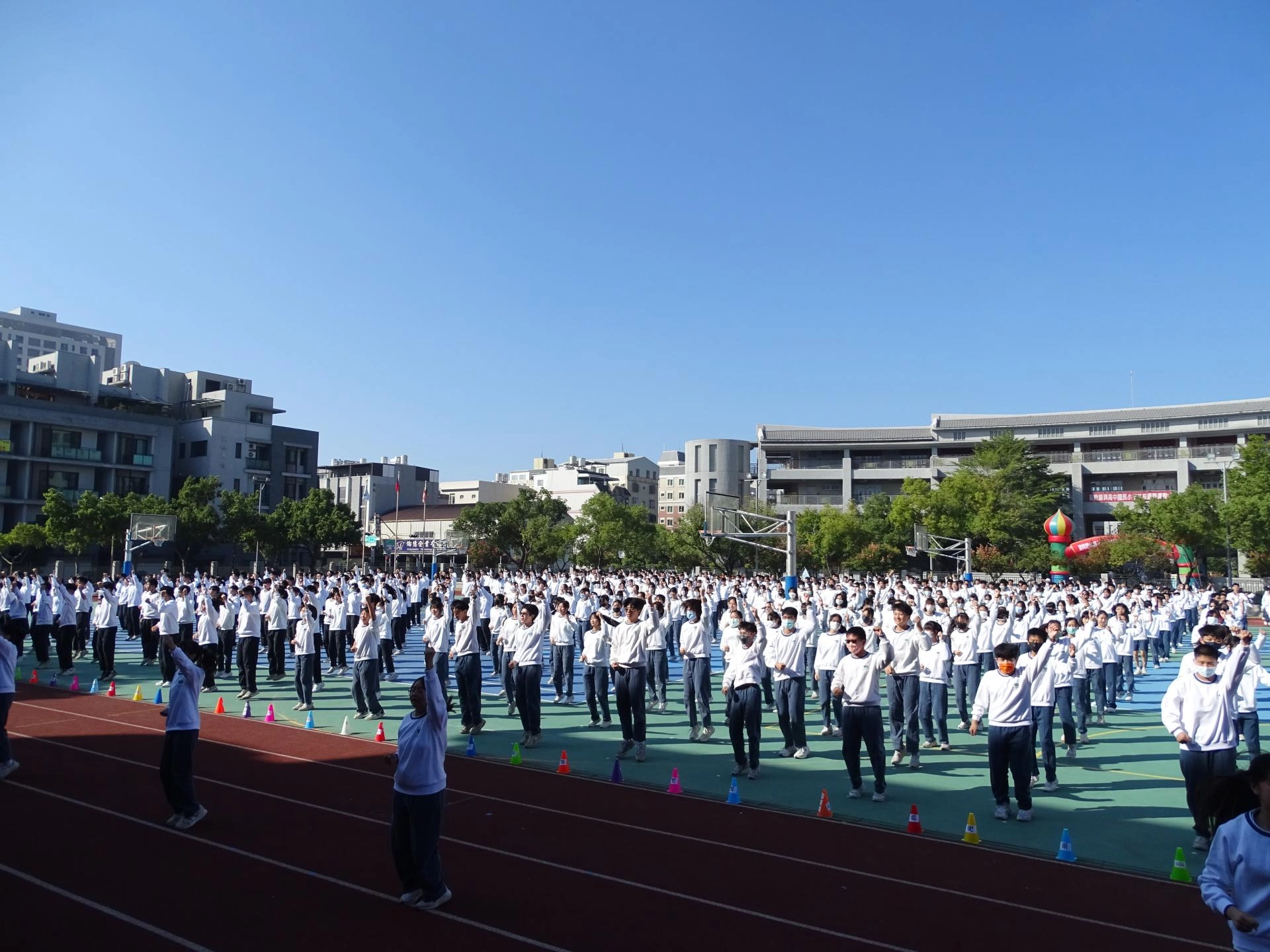 中學部以「加油歌」大會操,鼓舞所有人成為自己及他人的HERO。