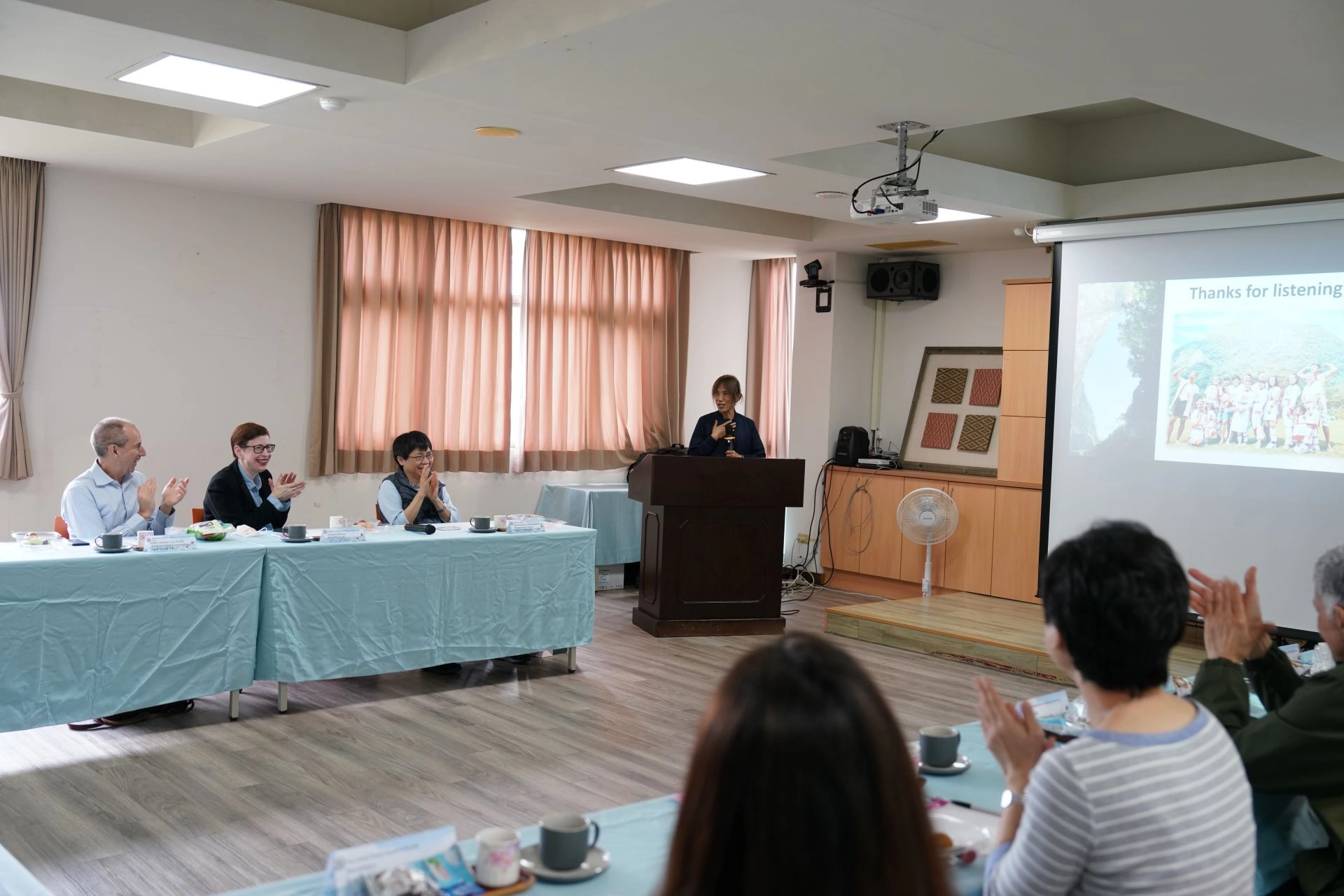 花蓮慈院自2022年承辦全臺唯一的健保署山地鄉「全人醫療整合計畫」,秀林鄉衛生所田惠文主任分享照顧部落居民執行成果,簡報完獲美國官員一致喝采。