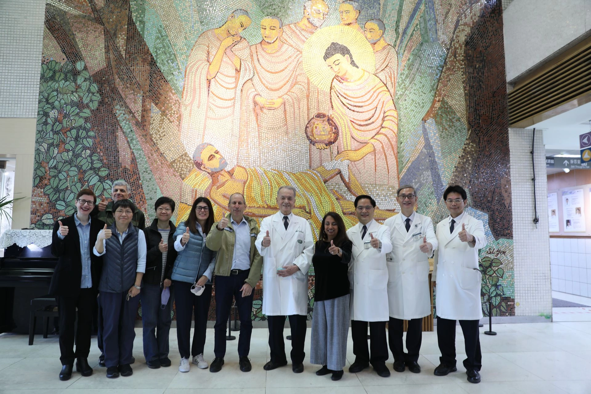 美國衛生及社會福利部首長及學者代表12月7日參訪花蓮慈濟醫院及秀林鄉「全人醫療整合計畫」執行成果。慈濟醫療法人執行長林俊龍、花蓮慈院院長林欣榮、副院長何宗融、國際醫學中心主任李啟誠在大愛醫療溯源館,導覽慈濟慈善與醫療的緣起與特色,並在佛陀問病圖前留影紀念。