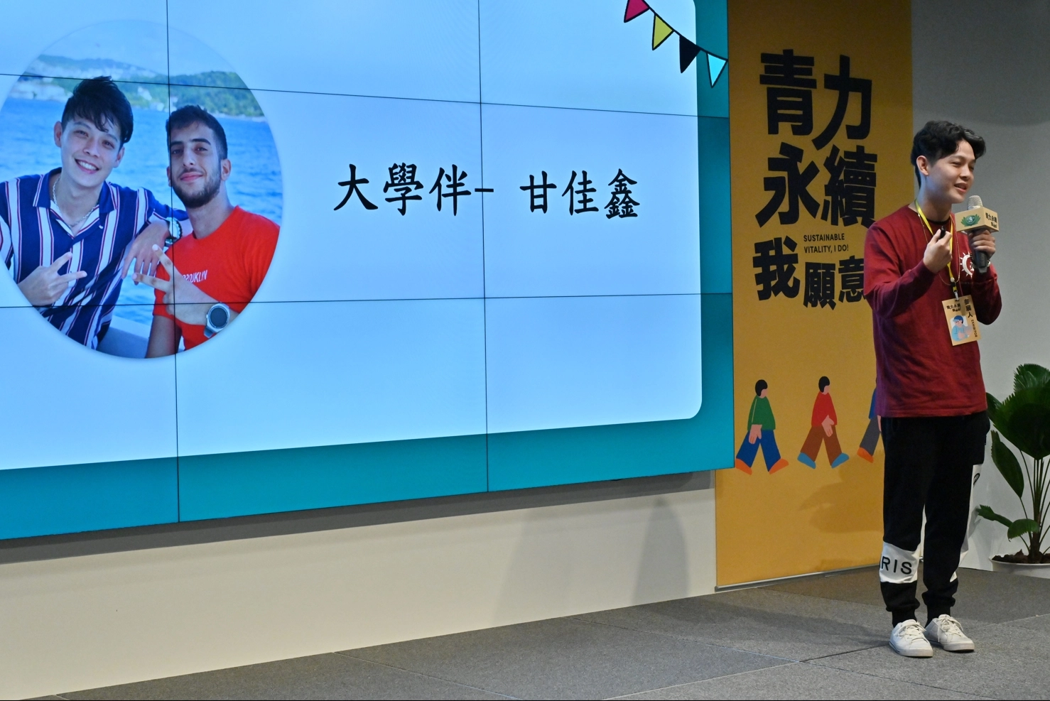 由「滿納海專案」及國際交流生甘佳鑫帶領現場獻唱自編詞編曲,目前最滿意的編號第六十四首歌曲。