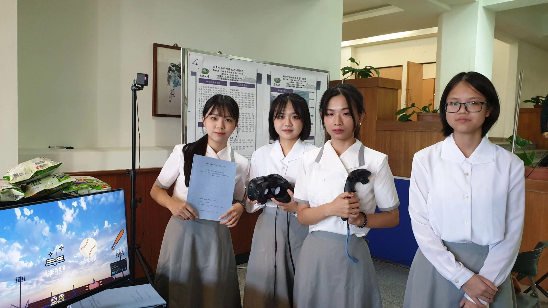 醫資系同學與兒家系合作的「給青少年的情感疾患VR衛教」,透過VR實境模擬,讓穿戴者感受到情感的支持,也能藉由發洩情緒來紓解情緒。