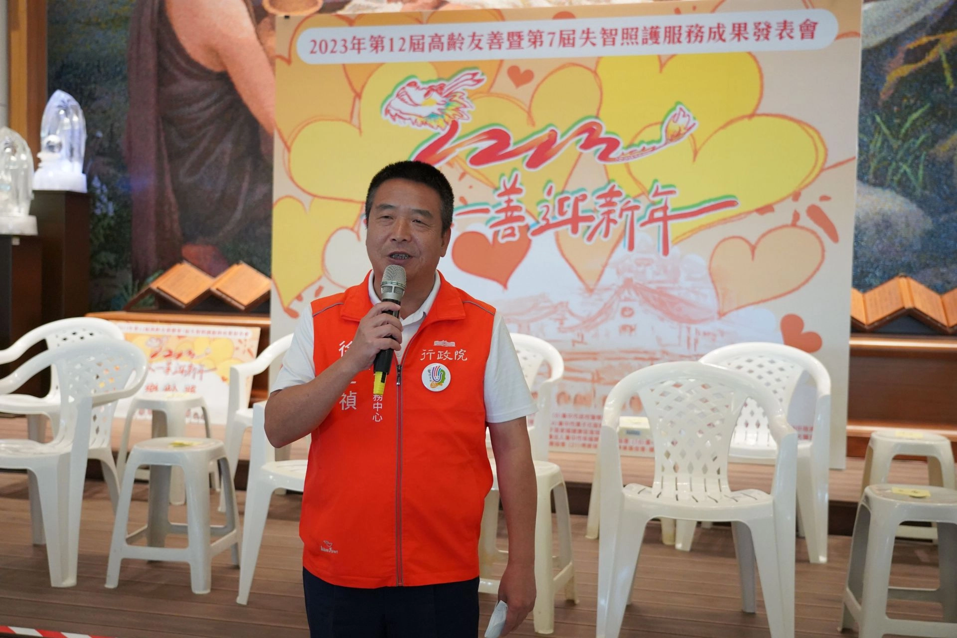 行政院中部聯合服務中心執行長徐定禎感恩台中慈院陪伴社區長輩有成,讓他們活得健康長壽又幸福。