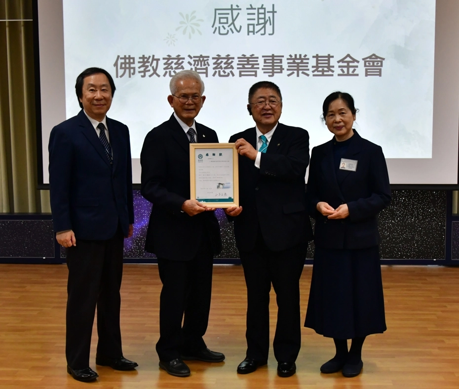 山本正德走市長(右二)頒發感謝狀給予慈濟,感謝慈濟在東日大地震十二年來給予支持與協助。