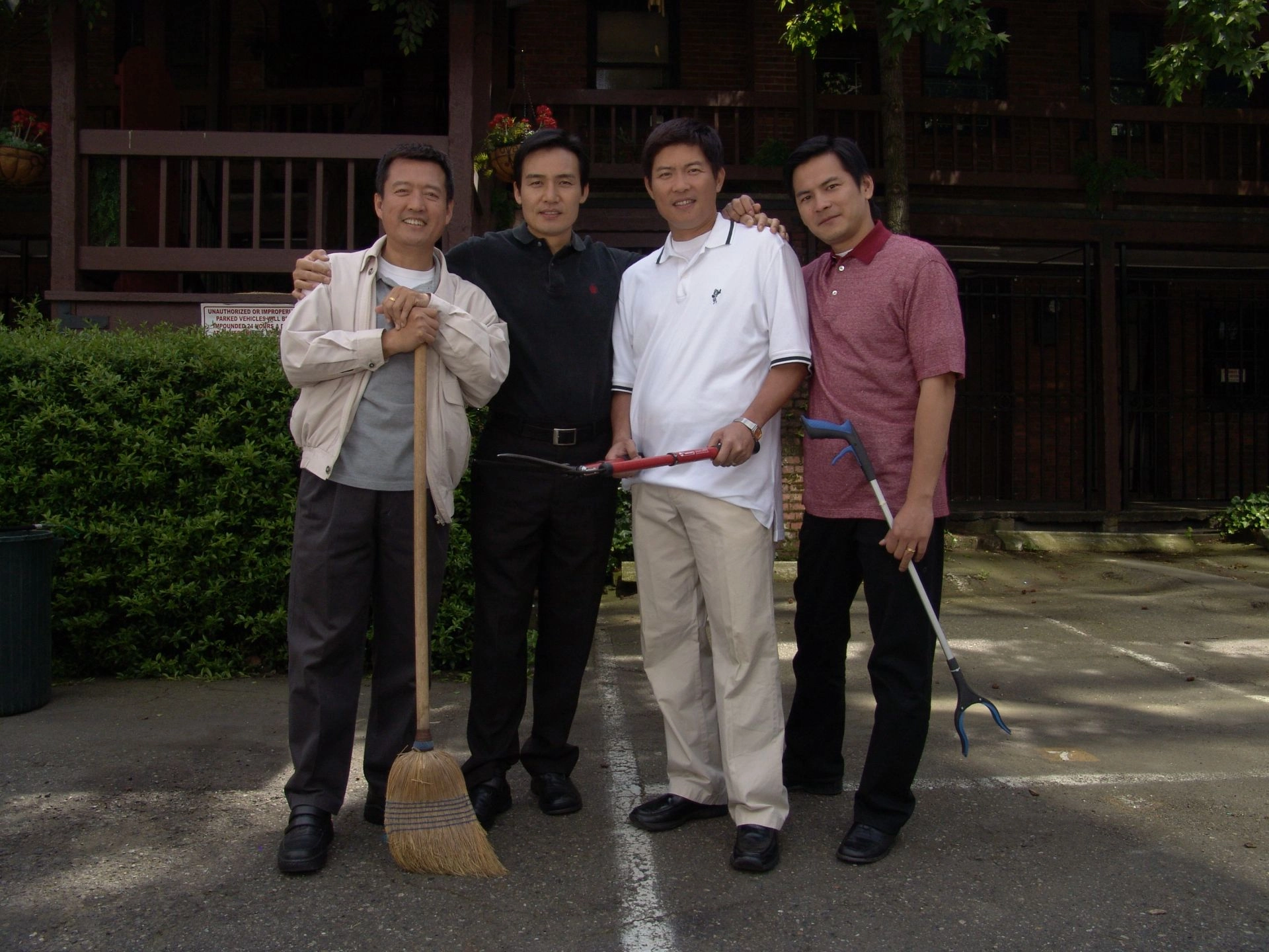 大愛劇《草山春暉》講述高家四兄弟的故事,檢場(左)飾演大哥高銘宗。