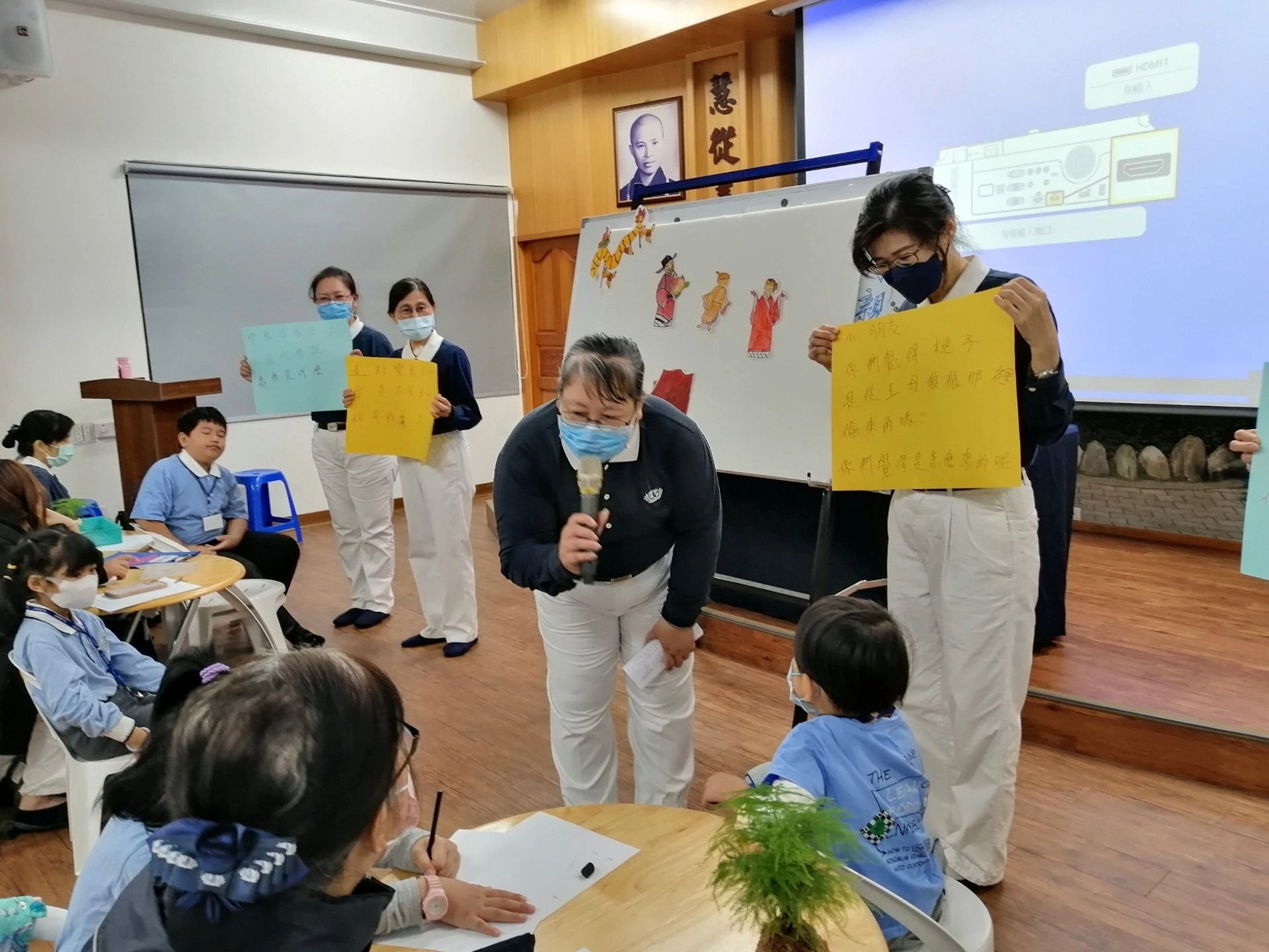 志工用靜思語教學讓學員體會「不要小看自己,因為人有無限的可能」的涵義。