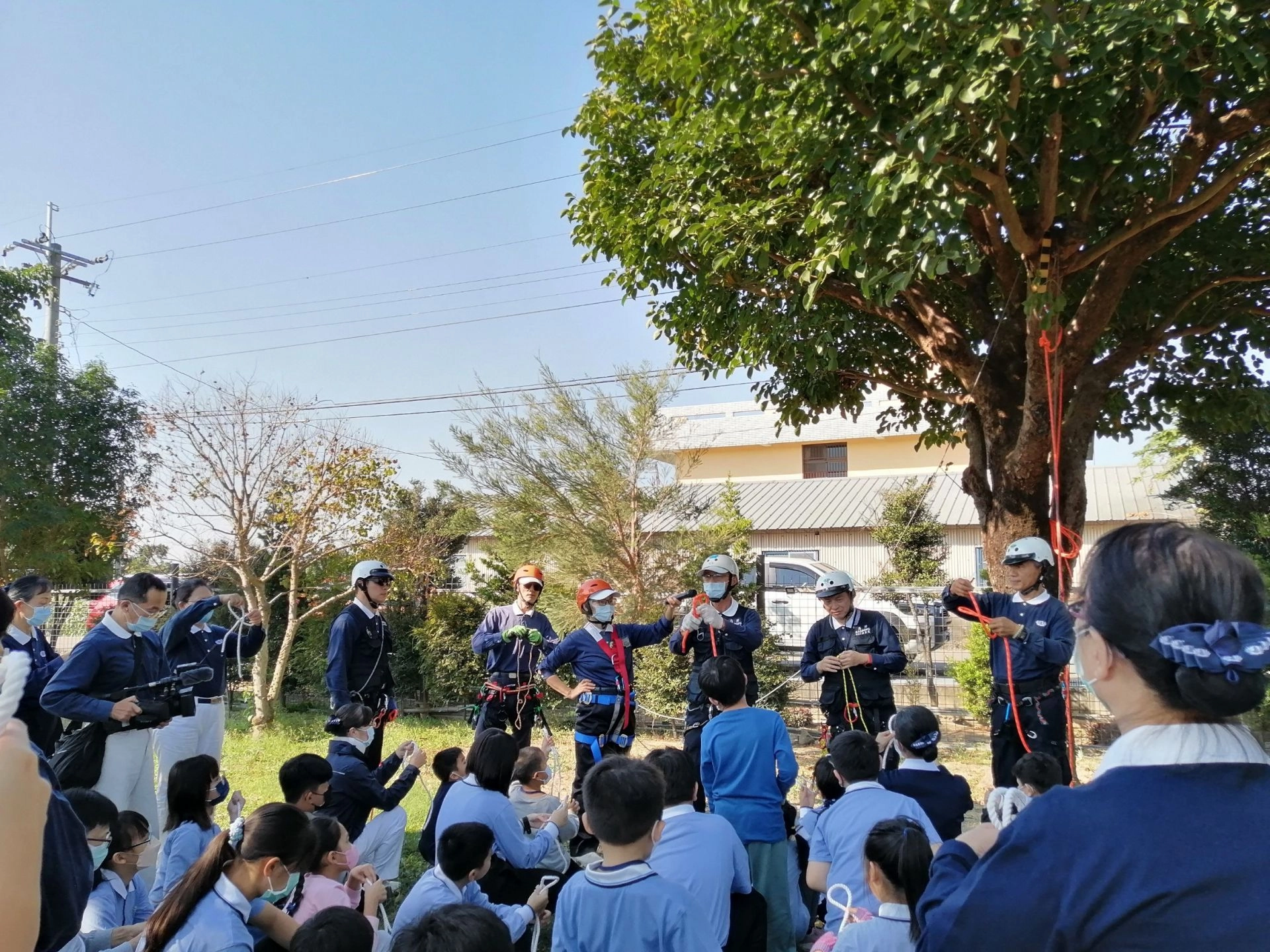 虎尾親子班為培養孩子有勇氣去面對生活中的困難,邀請慈濟雲林區急難救助隊的六位成員,指導大家如何打繩結及攀樹。