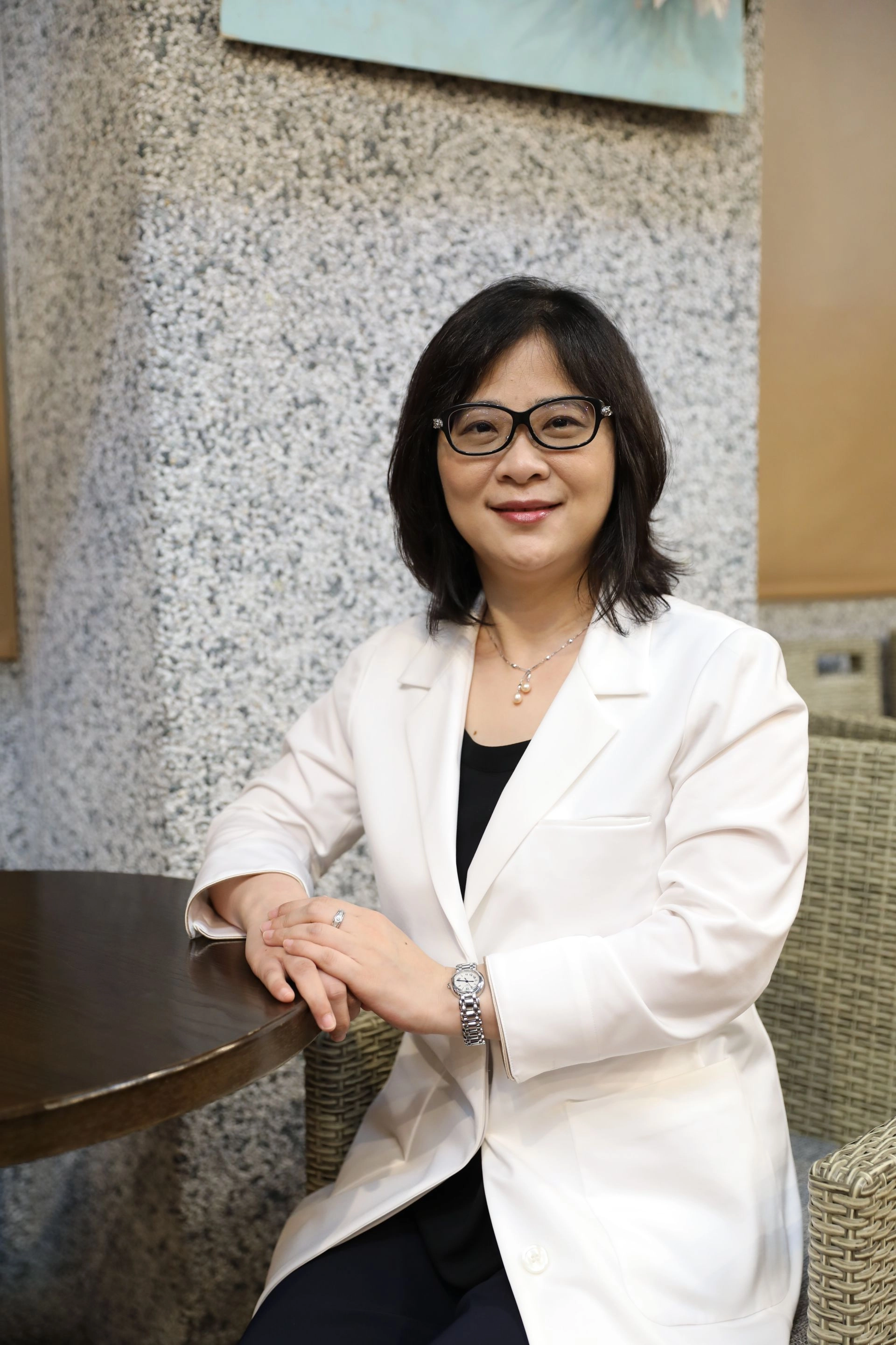 蘇桂英主任強調,紅斑性狼瘡不會傳染、無法治癒,但有藥物可以加以控制,病友別輕易放棄積極治療,定期追蹤、服藥,與醫師一起並肩作戰,控制病情,在職場或生活上有不錯的品質。