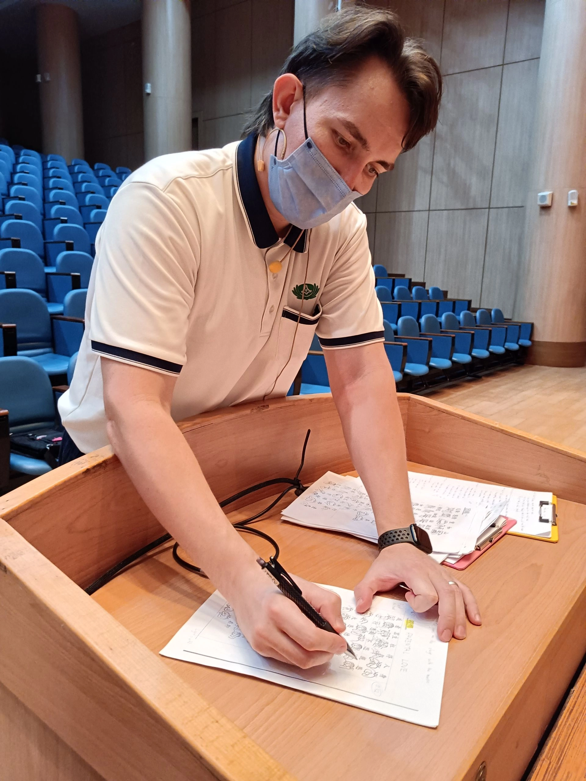 Aydar老師在「手語」上勤精進,手語譜上密密麻麻筆記,都是他下了一番苦功的印記。