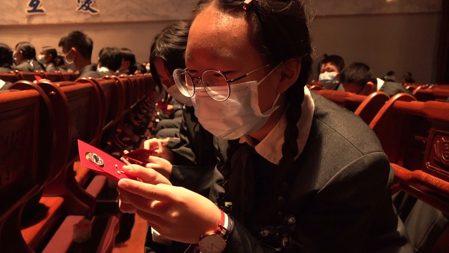 德昕師父、德雵師父代表證嚴法師與精舍師父送來福慧紅包，拿到紅包每位孩子都迫不及待打開觀看裡面的靜思語。