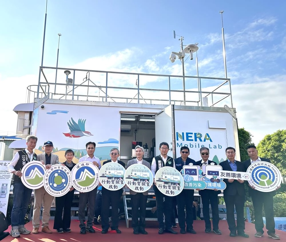 行動實驗室啟用典禮,環境部薛富盛部長_中、劉建國委員_右5、國環院張順欽代理院長_左5。