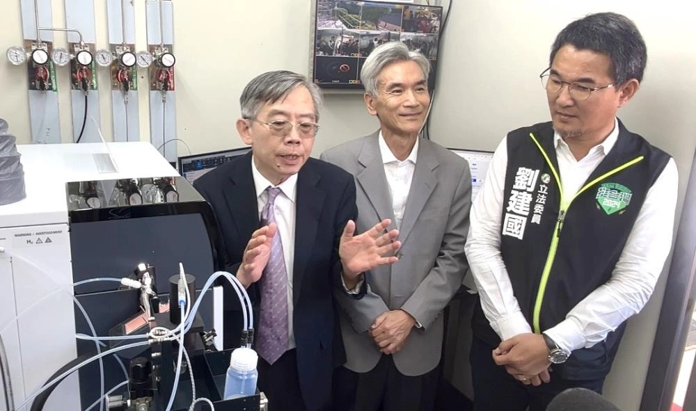 行動實驗室儀器介紹,環境部薛富盛部長_中、劉建國委員_右、國環院張順欽代理院長_左。
