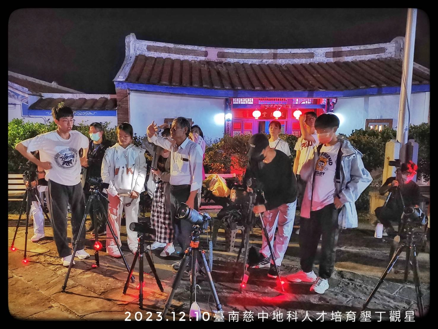 地科人才培育同學在墾丁青年活動中心廣場,跟著周銀王老師學習如何辨認星座。