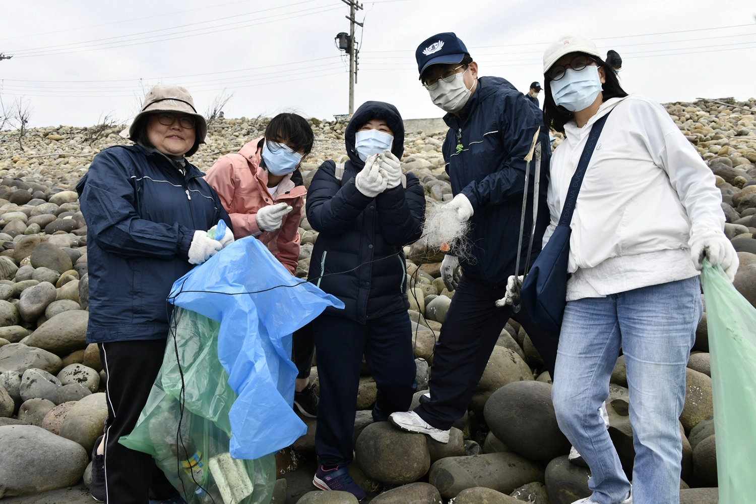 林名男副院長(右2)夫婦全程參與淨灘活動,用行動守護地球。