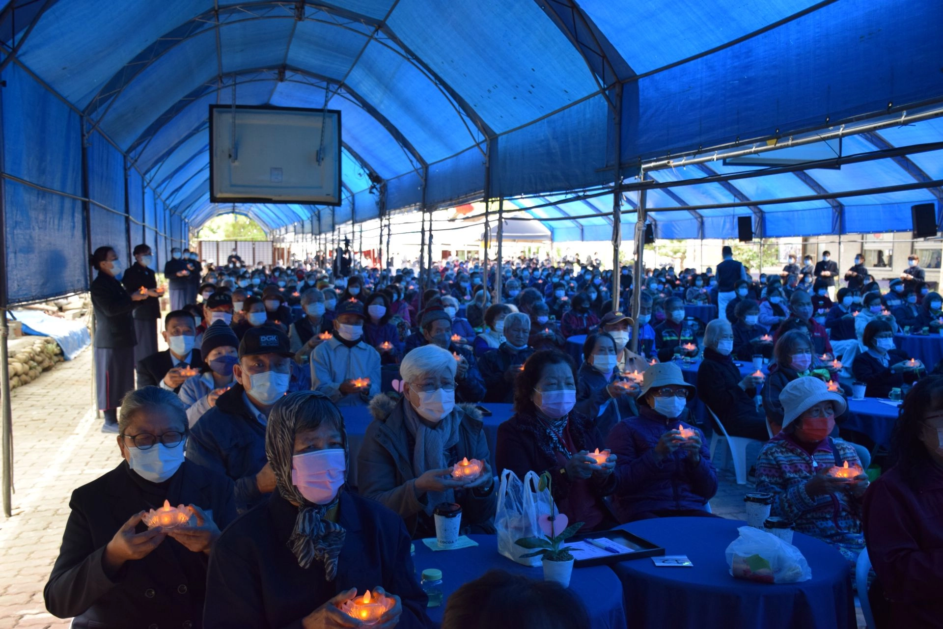 歲末祝福感恩會,靜思精舍法師帶領千人點燈,祈祝平安吉祥。