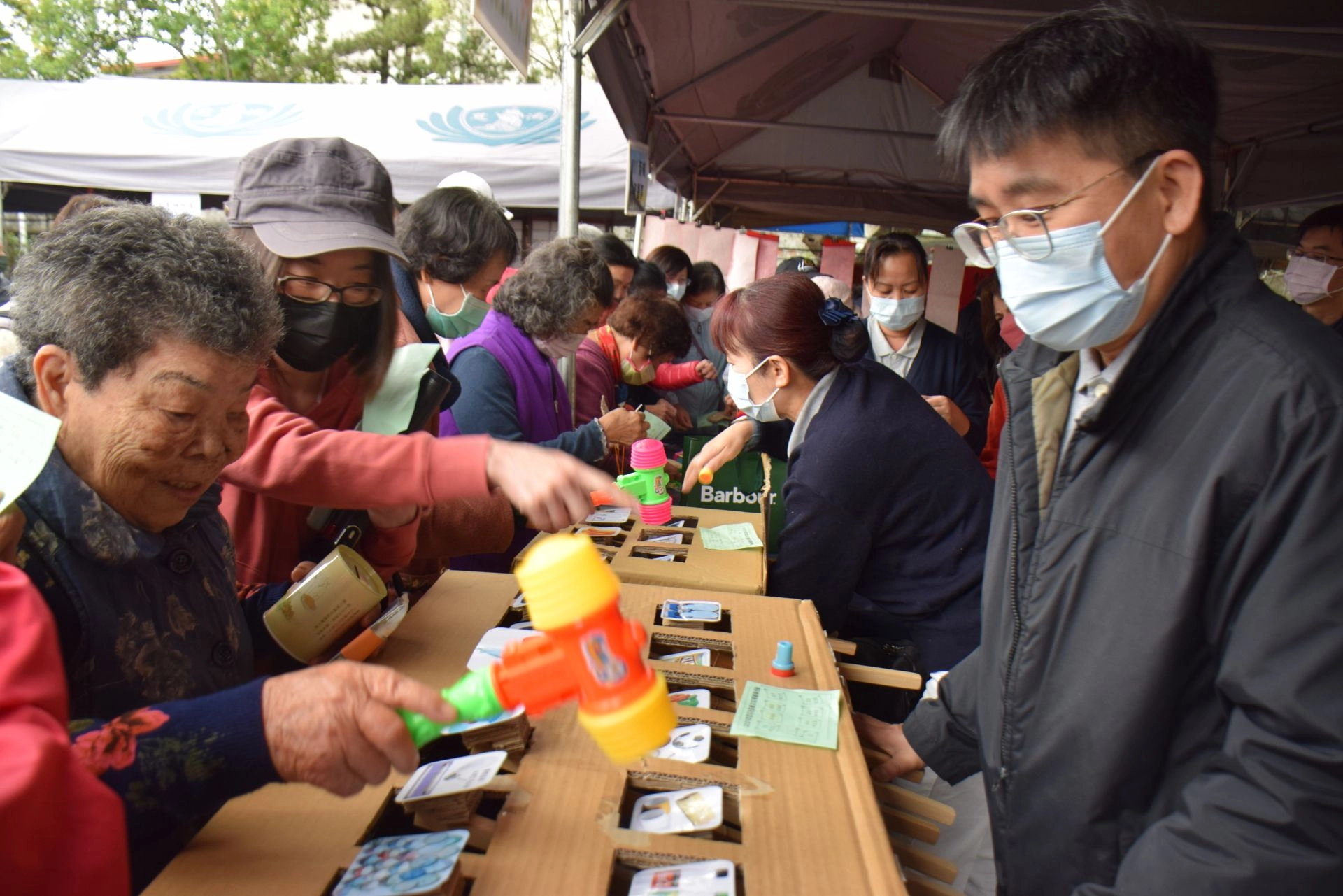 歲末祝福的戶外區,慈濟規畫多樣闖關活動,民眾歡心遊戲樂開懷。