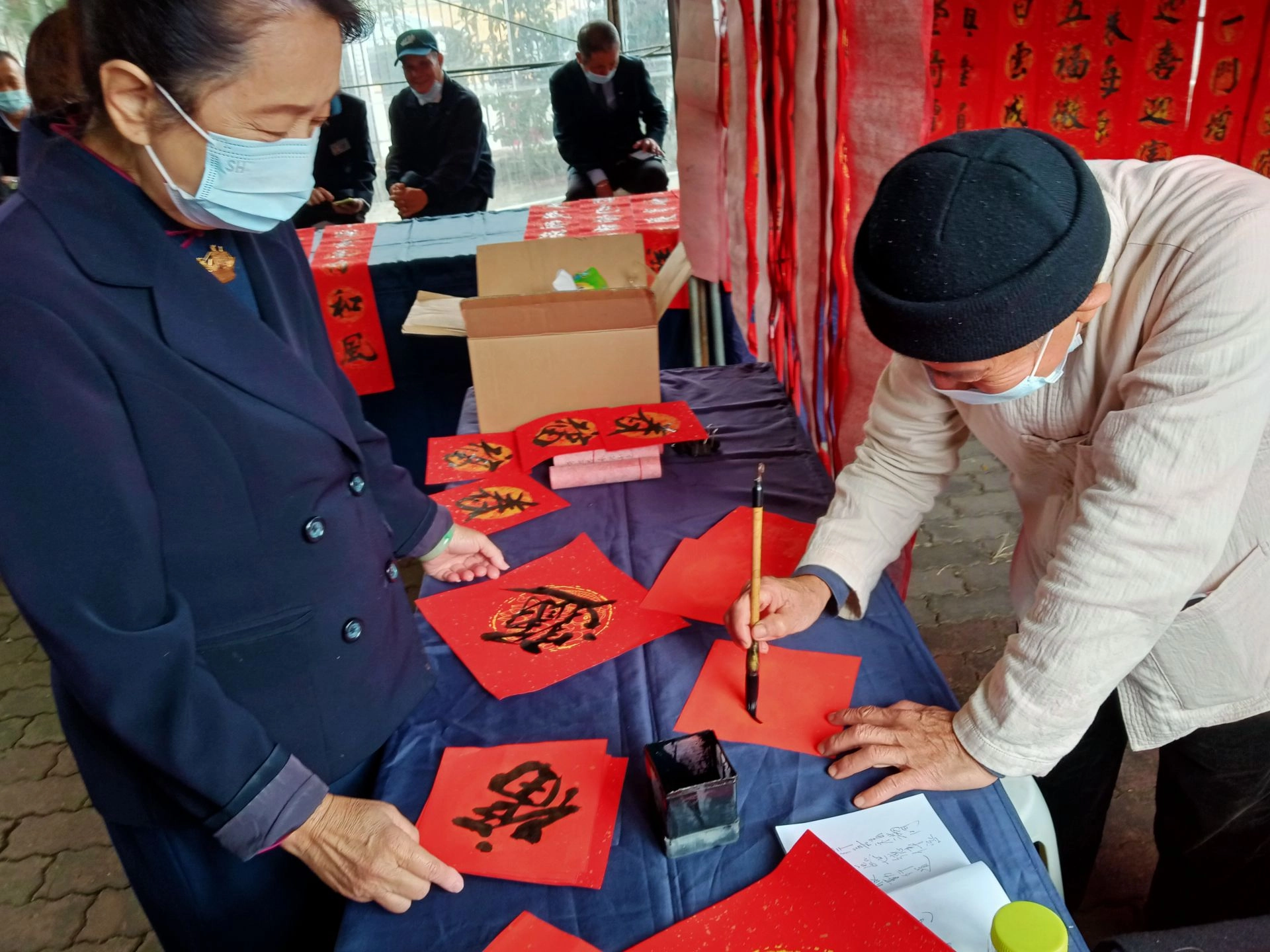 現場還有書畫家,揮毫贈送春聯。