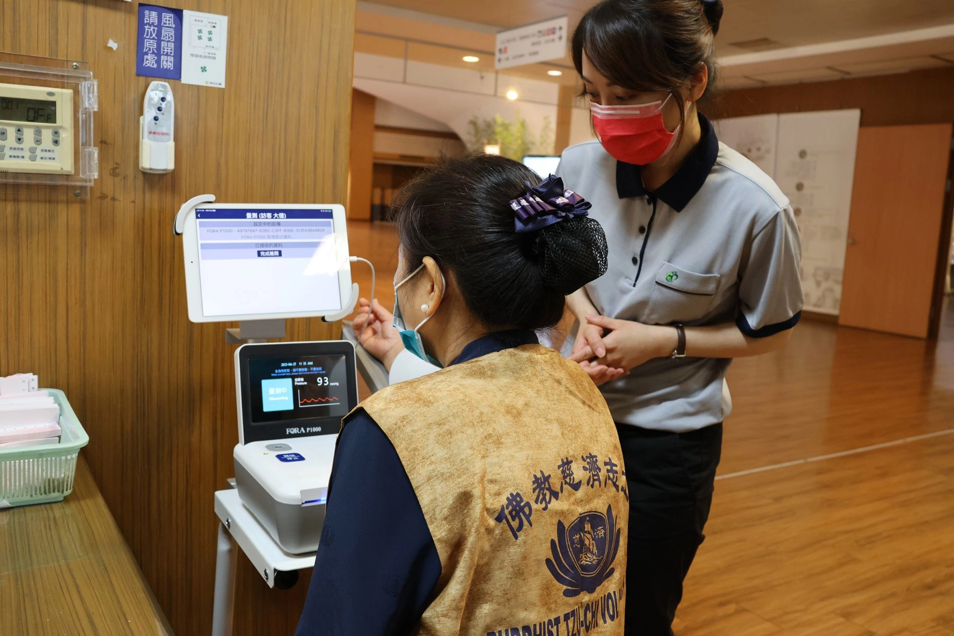 慈濟880(幫幫您)健康照護管理系統完成血壓量測,數值會即時上傳到長照推展中心雲端系統。