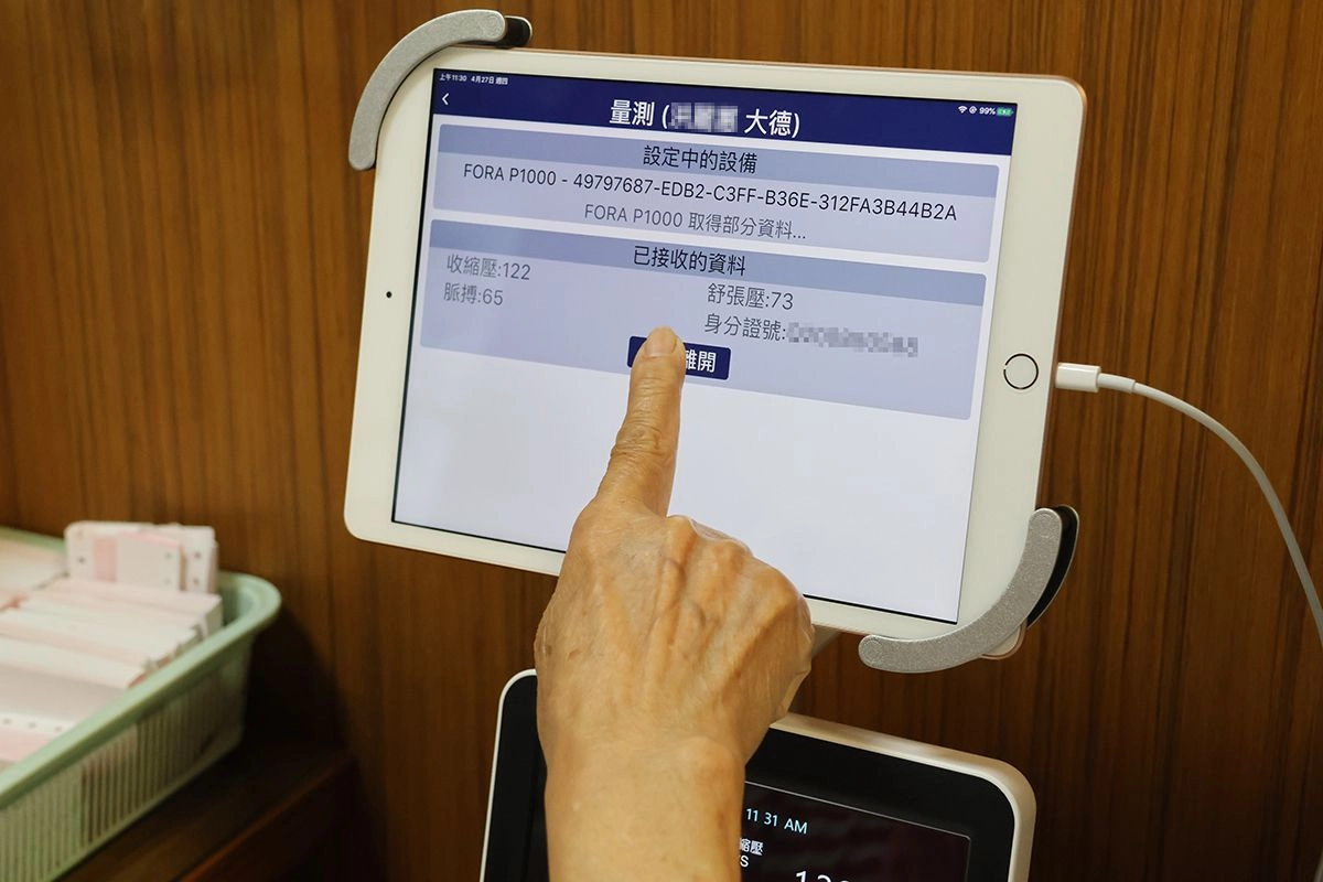 只要一鍵上傳雲端,血壓數值出現異常,護理師會主動聯繫。