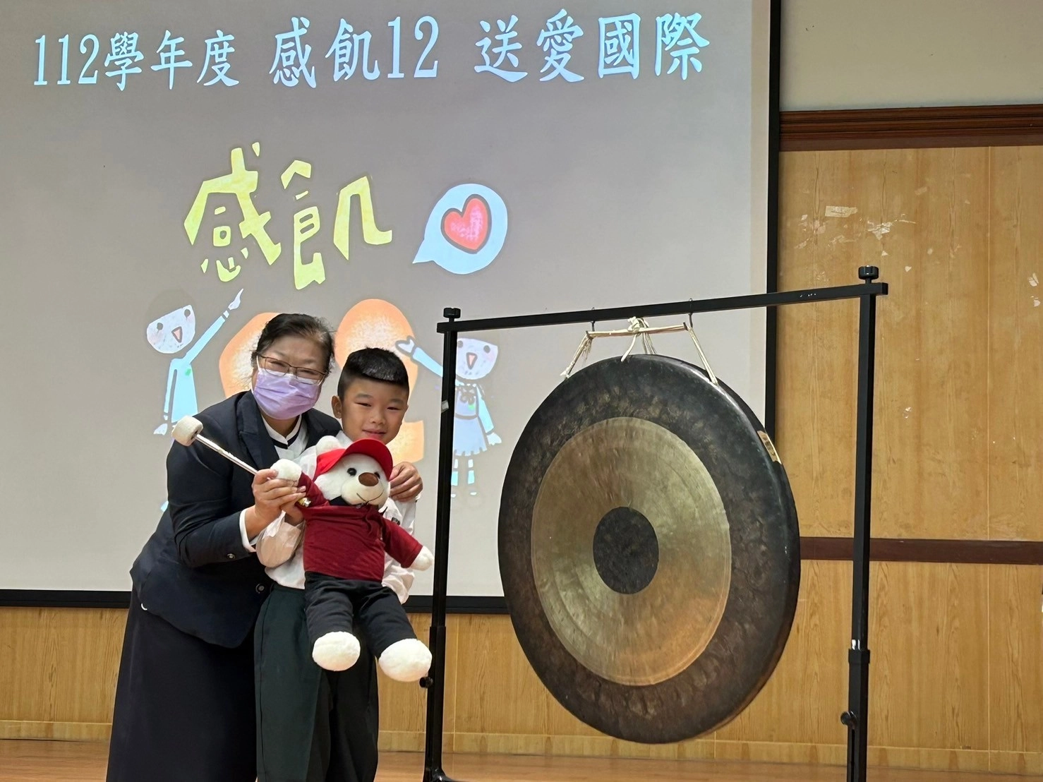 來自土耳其滿納海的「小海」與校長一同敲囉,感謝大家護持滿納海新校舍的興建