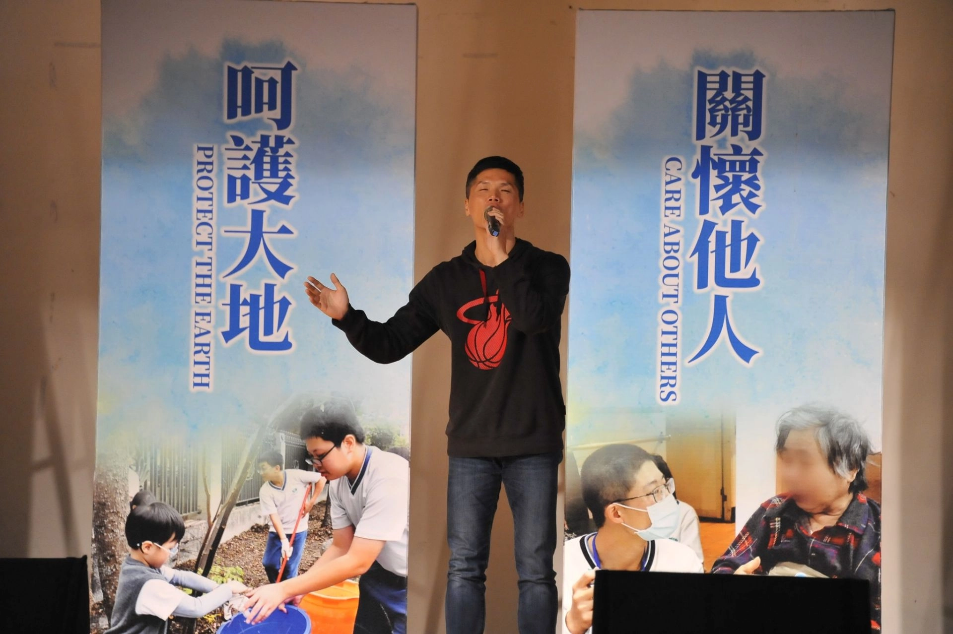視障歌手林信廷演唱《隱形的翅膀》歌曲鼓勵同學