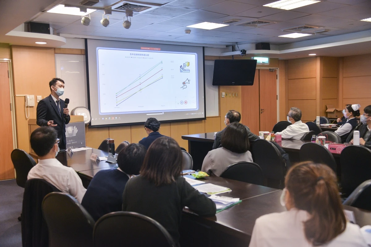 醫療品質中心陳冠傑股長以「運用POWER BI監測醫品病安通報概況」,榮獲金獎肯定。