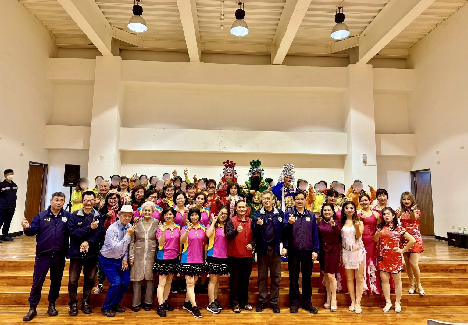 移民署宜蘭收容所副隊長陳文良暨南陽義學全體人員與受收容人大合照