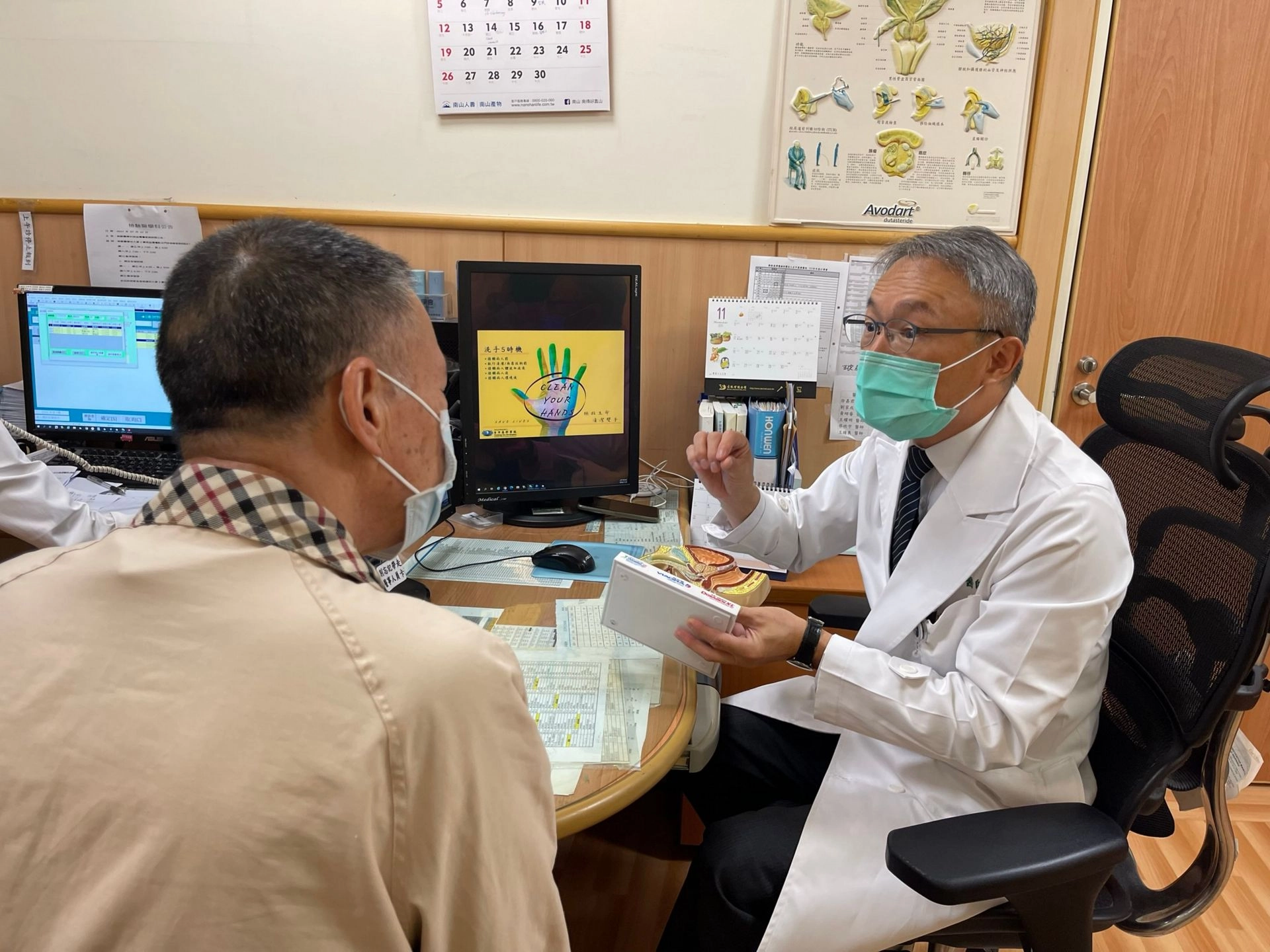 裘坤元醫師(右)向王先生(左)說明術後漏尿觀察重點,並提醒他定期回診追蹤。