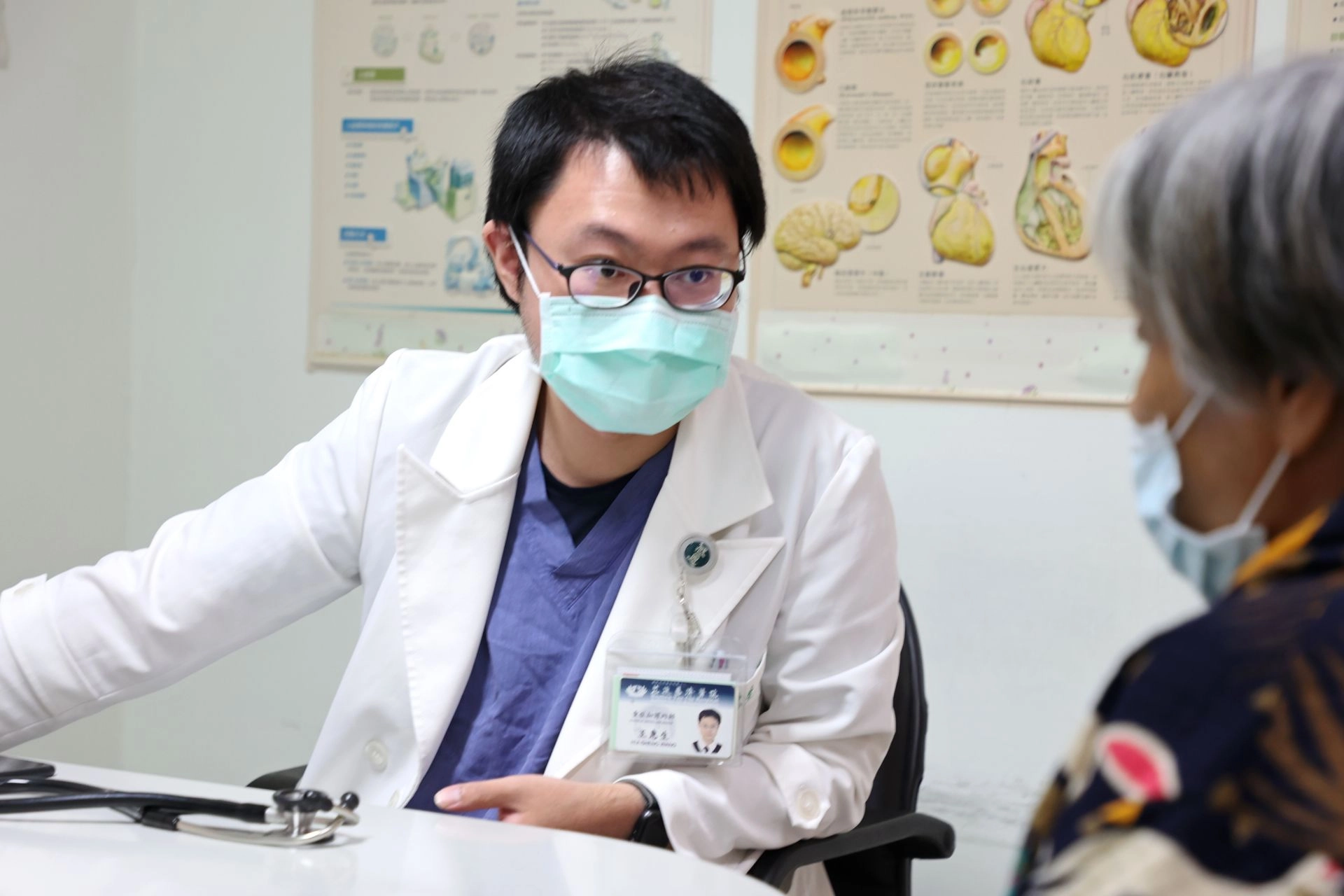 花蓮慈濟醫院心臟內科王惠生醫師指出,下肢靜脈血栓的患者若沒有接受進一步醫治,將會在長時間的疼痛中,因血流不通而慢慢生成「側枝血管」,且可能出現「栓塞後症候群」。