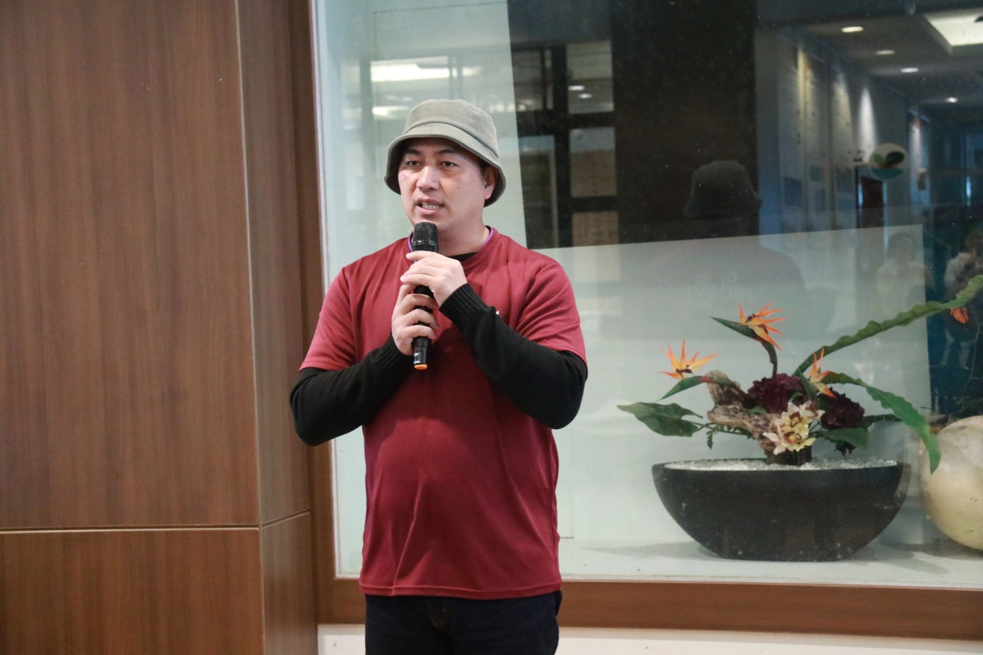USR計畫之里山計畫中長期合作夥伴「後山蕨起」執行總監林俊雄先生今天也到現場分享,林俊雄先生提到,透過慈大USR計畫,師生協助山蘇加工和製作、雨來菇的種植技術,甚至進行英文野菜教學、觀光小旅行和山蘇冰淇淋的販售等等,慈大師生多面向協助「後山蕨起」幫助很大。