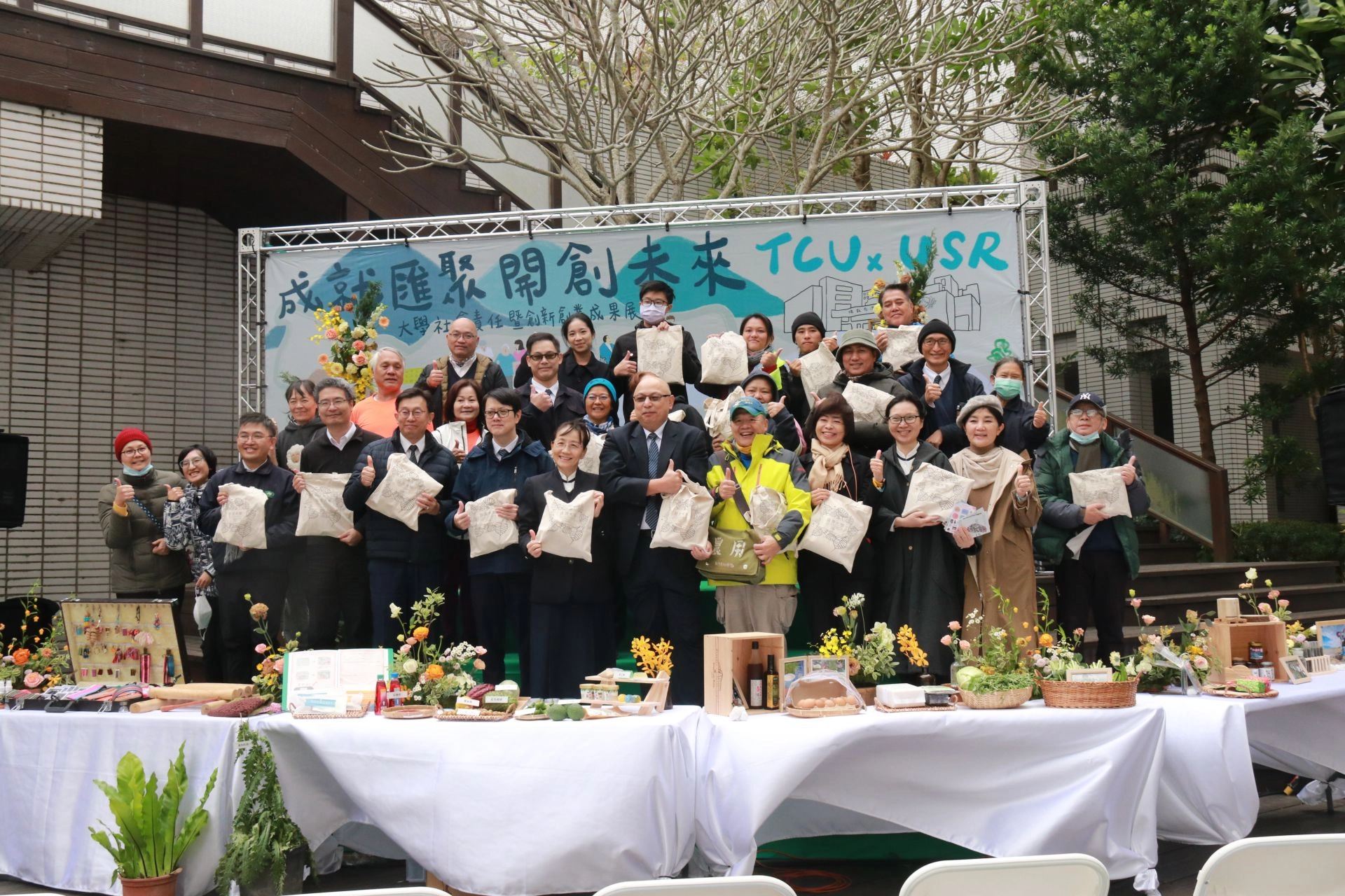 慈大今天舉辦112年度大學社會責任暨創新創業成果展,慈濟大學不同科系的老師以自己的專業回應社區的需求,目前已經有20幾門課程參與,從銀髮照護、社區健康、小農行銷、觀光產業、農作轉型、性別教育等,帶動年輕學子融入花蓮,甚至未來落地生根在地創業,創造在地與環境永續的循環經濟。