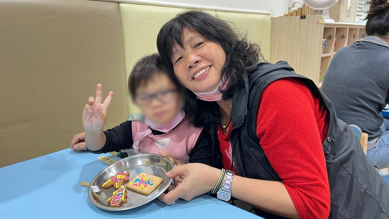 小妤和阿嬤一起手作聖誕薑餅人DIY