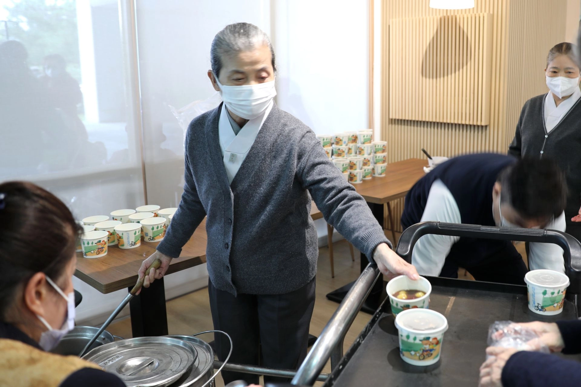 花蓮慈院常駐志工顏靜曦師姊帶領志工團隊準備熱騰騰又美味的地瓜圓紅豆湯,與民眾分享,祝福大家冬至平安健康。