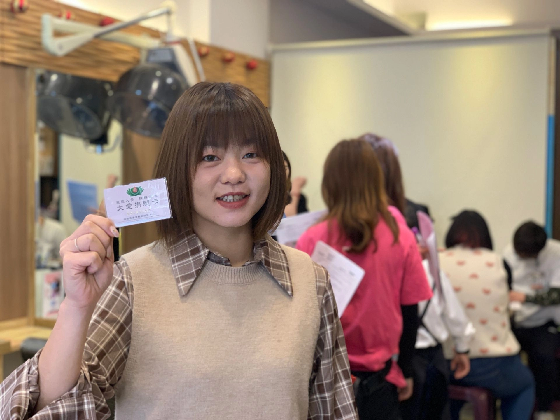 美甲師郭心佩說週六日參加驗血建檔不容易,能夠有企業建檔,提前一小時來上班就可以完成建檔很值得。